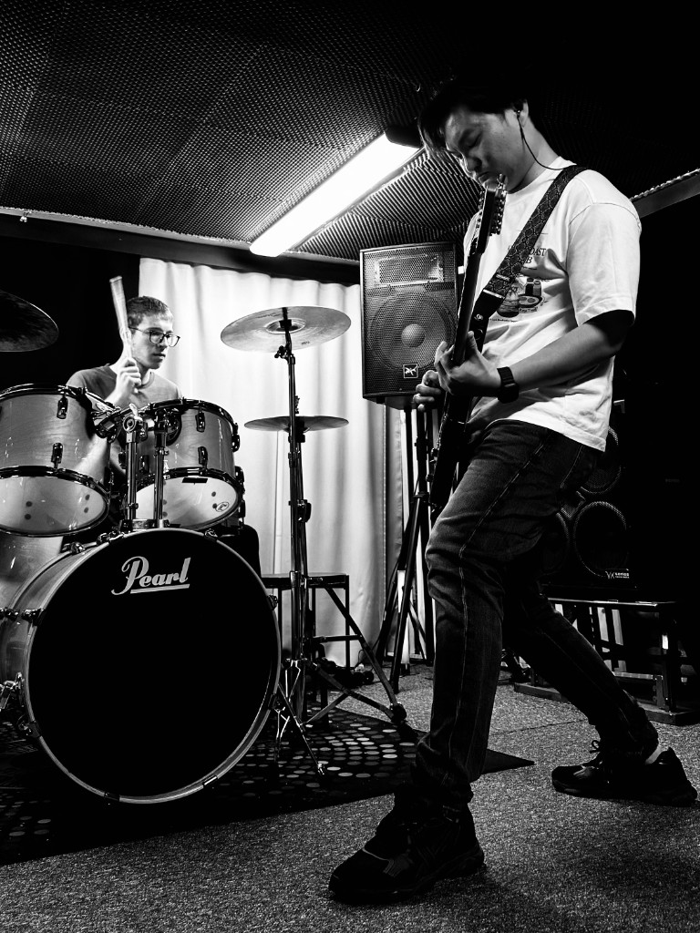 LVNDFVLL drummer and guitarist